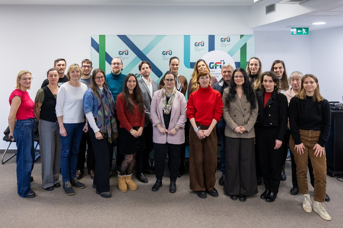 Gruppenfoto der Projektvertretungen der sieben Partnerregionen beim finalen GREENE 4.0 Meeting in Budapest.