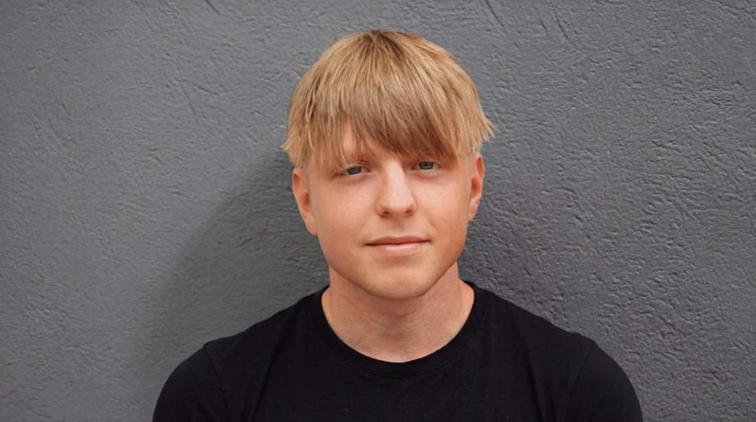 David Großlercher vor einer grauen Wand.