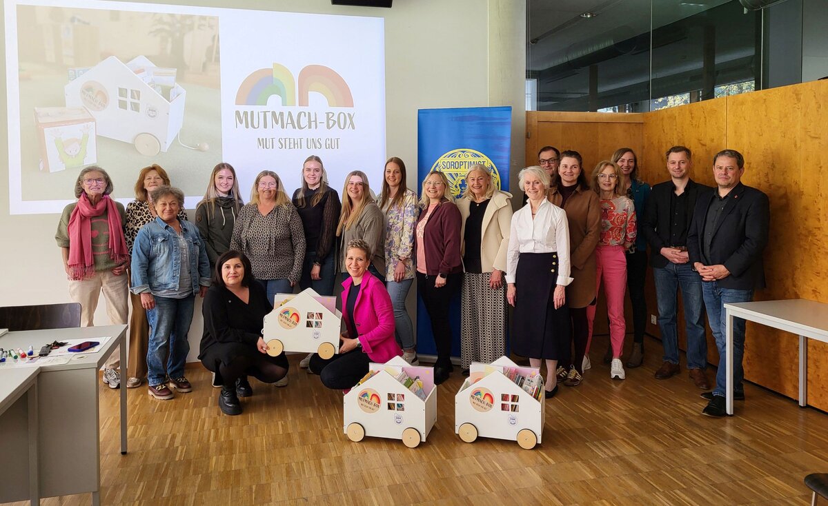 Bei der Pressekonferenz nahmen alle Projektbeteiligten teil, um den Erfolg zu feiern.