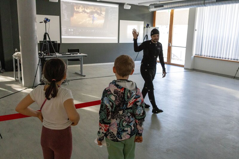 Besucherinnen probieren die Motion-Capture-Station bei der Langen Nacht der Forschung an der Kufsteiner Hochschule aus und erleben, wie Bewegungen digital erfasst werden.