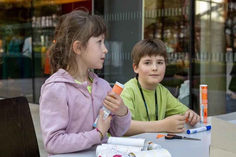 Kinder bauen und starten bei der Langen Nacht der Forschung an der Kufsteiner Hochschule ihre eigene CO₂-Rakete und entdecken spielerisch physikalische Prinzipien 