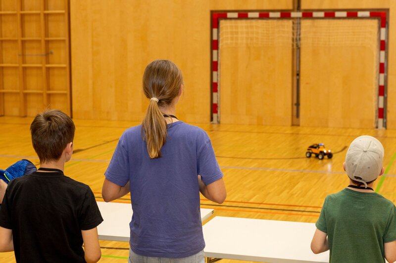 Kinder erkunden die Drohnen-Station an der Kufsteiner Hochschule und lernen bei der Langen Nacht der Forschung spielerisch die Grundlagen des Fliegens 