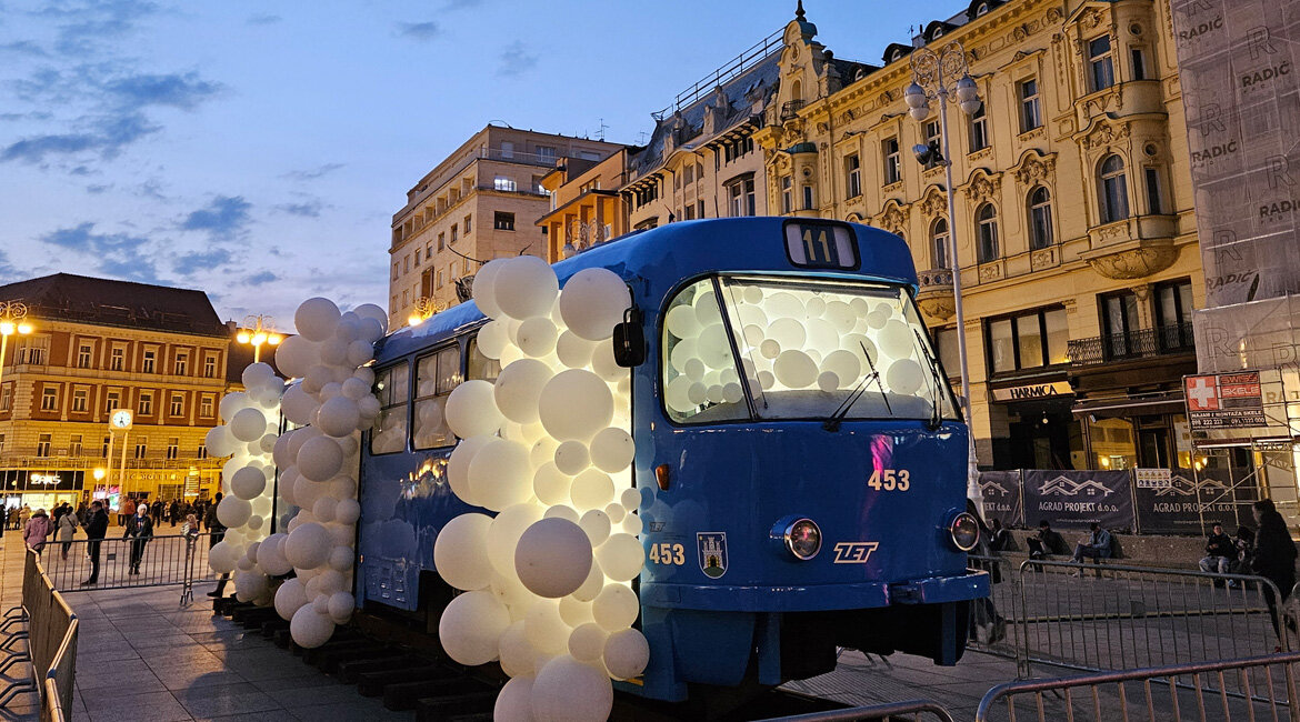 Beleuchtete Straßenbahn während des Festival of Lights in Zagreb, das die kroatische Hauptstadt in eine farbenfrohe Kulisse verwandelt.