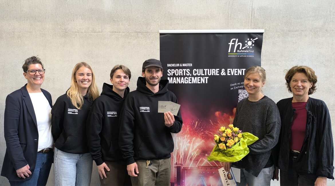 Agnes Bidmon, Meike van Dijk, Olivier Marchal und Niklas Steinbacher von der Kufsteiner Hochschule gemeinsam mit Monika und Marie Schwemmer von YO!MOYO bei der offiziellen Übergabe der Spenden im Rahmen des Kurzfilmfestivals.