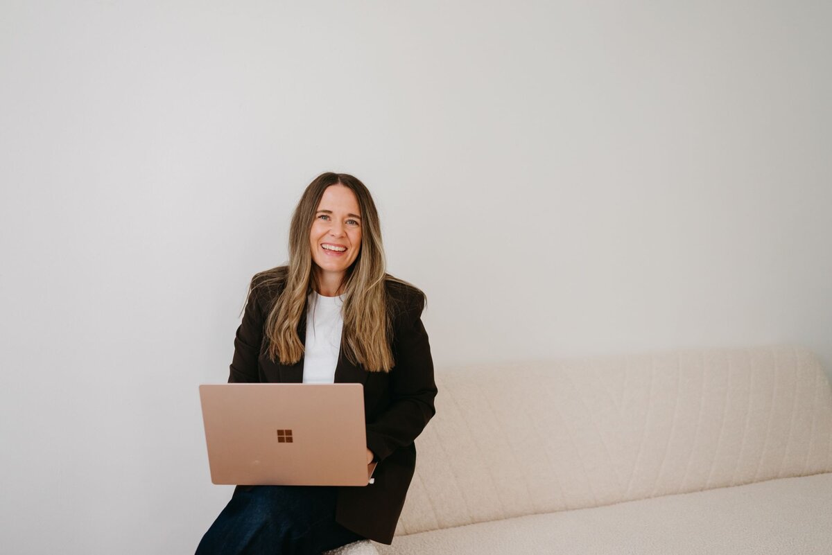 Julia Sturm, Inhaberin der Agentur Digital You, hält Gastvortrag in der Lehrveranstaltung Online-Marketing
