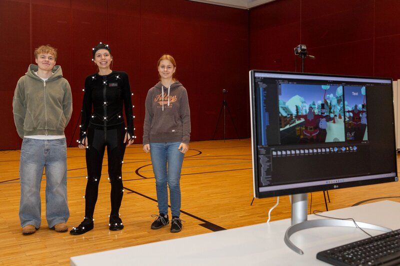 Schüler:innen im Motion-Capture-Lab blicken gespannt auf den Bildschirm während der Nachbearbeitung.