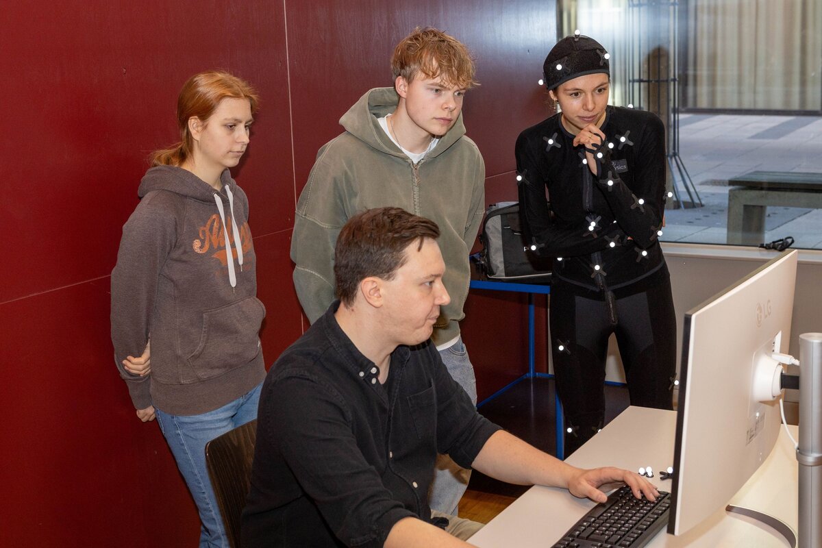 ie drei Schüler:innen der HLW Kufstein und Julian Klinger, MSc, betrachten im Motion-Capture-Lab der HOK gemeinsam die live aufgezeichneten Bewegungsdaten auf dem Bildschirm und erhalten so einen direkten Einblick in die digitale Animation in Echtzeit.