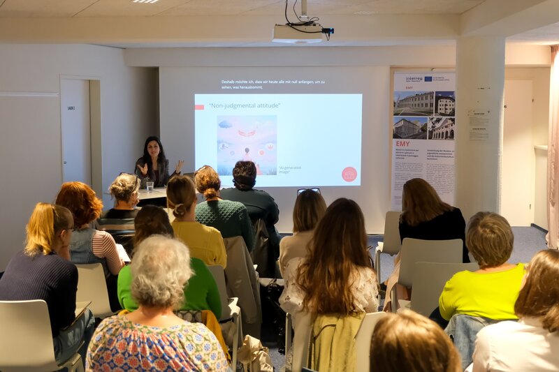 Die Workshop-Teilnehmer:innen horchten gespannt den Inhalten.