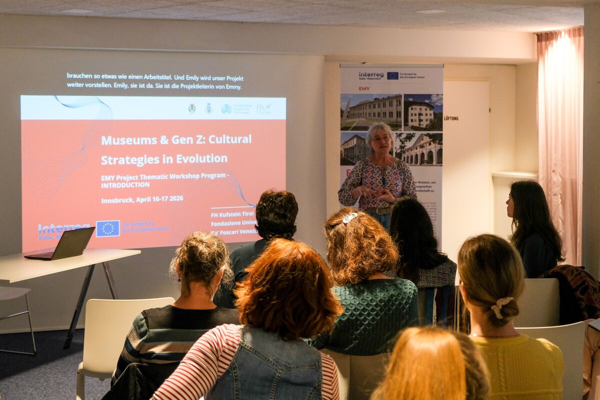 Prof.in (FH) Dr.in Verena Teissl begrüßt die Teilnehmenden zu den EMY Workshops Museen und die Generation Z
