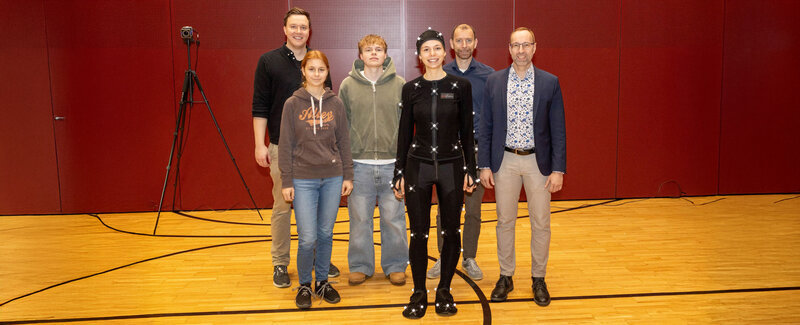 MoCap-Laborverantwortlicher Julian Klinger, MSc, die HLW-Schüler:innen Sarah Haupt, Matthias Feiersinger und Stefanie Leps, der Leiter der Labore der HOK, Asc. Prof. (FH) Ing. Markus Ehrlenbach, MSc sowie FH-Rektor Prof. (FH) PD Dr. Mario Döller (v.l.n.r.) im MoCap-Lab