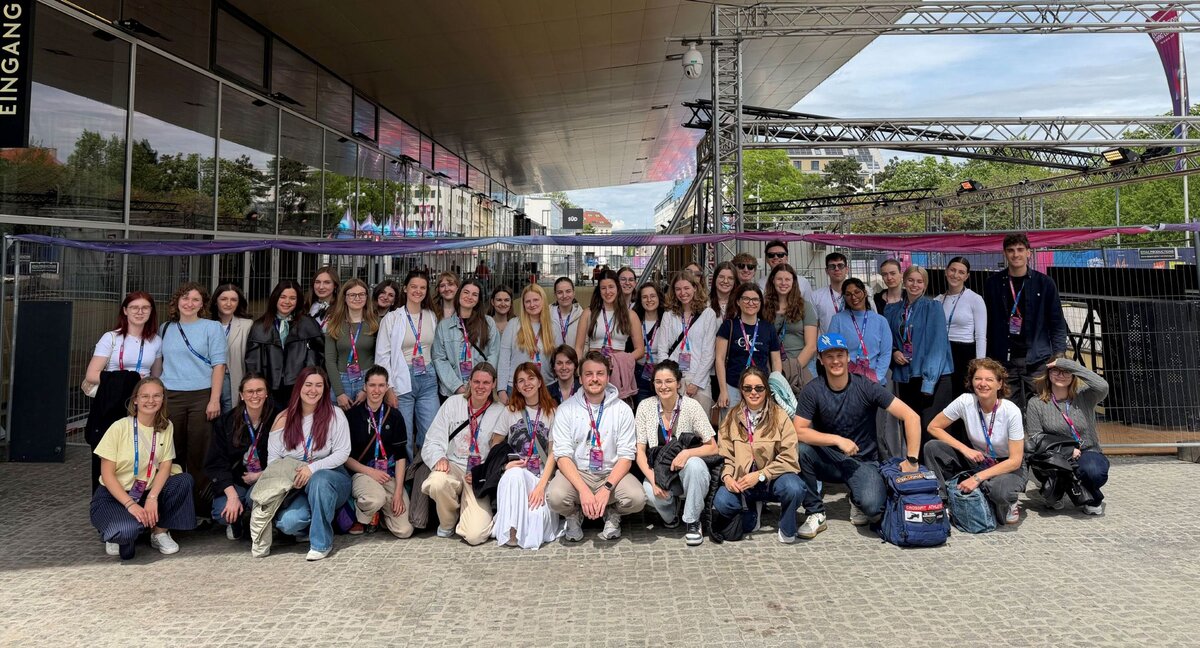Studenten stehen vor dem Eingang zum ESC in Wien.