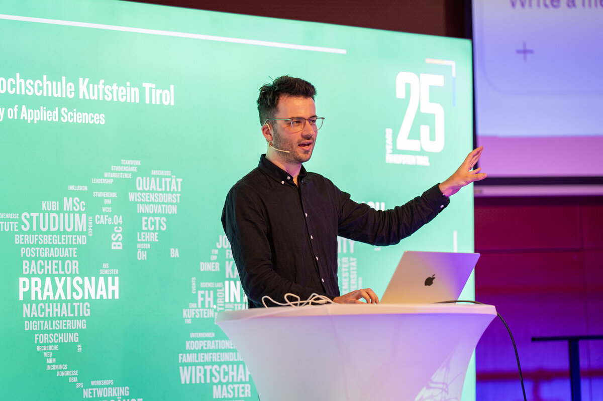 Rede von Gregor Schmalzried beim 2. KI-Kongress an der Kufsteiner Hochschule