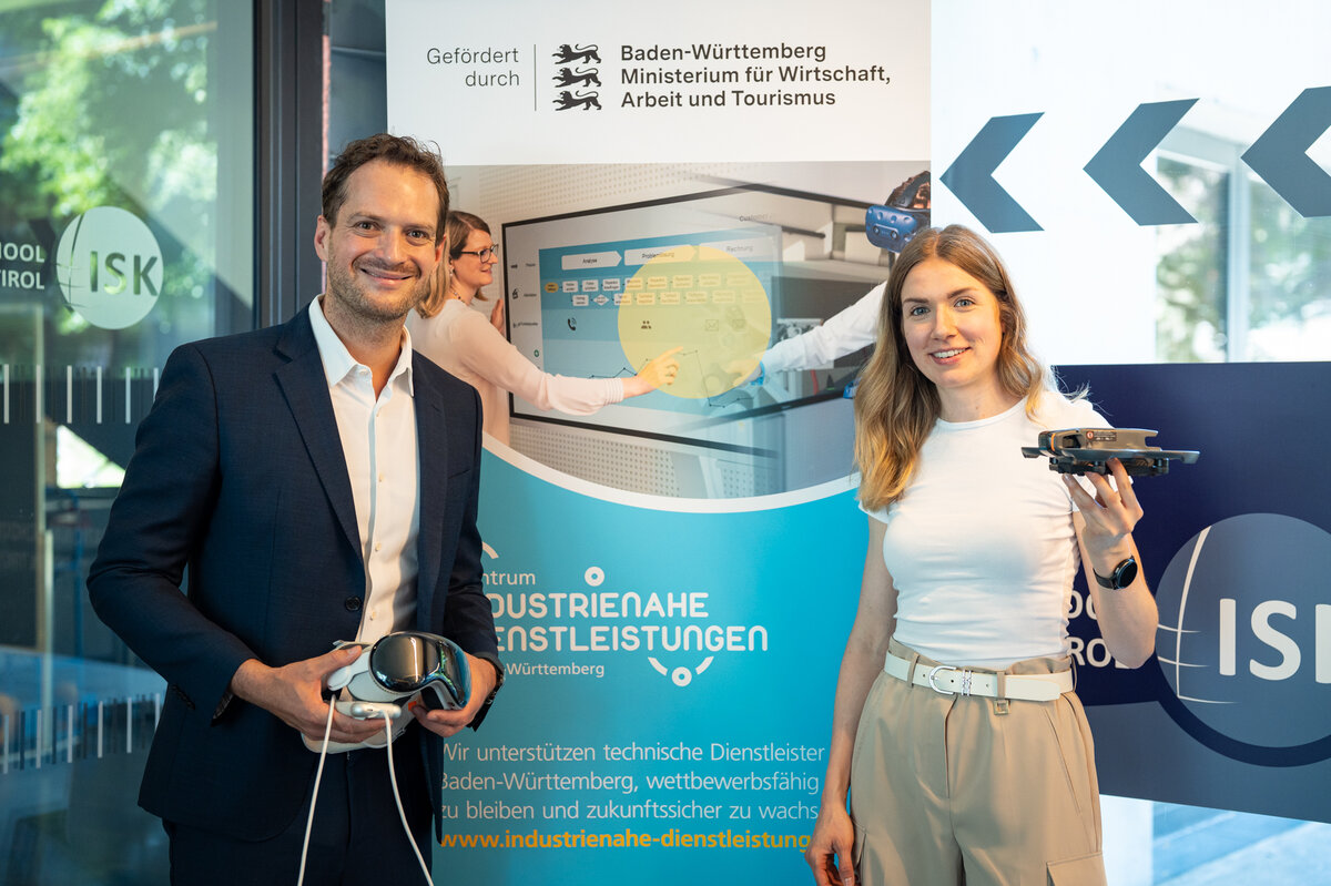 Stand des Zentrums für industrienahe Dienstleistungen Baden-Württemberg (ZiD) beim 2. KI-Kongress in Kufstein. 