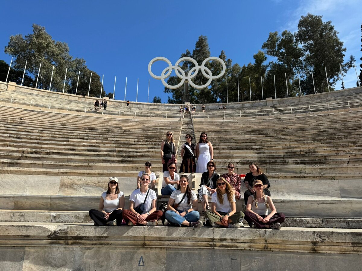 Studierende auf der Tribüne des historischen Panathenaiko-Stadions.
