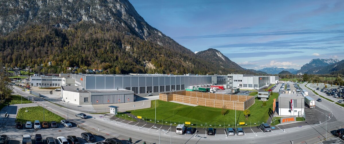Gebäudeaufnahme von oben der Produktion von Stihl in Langkampfen