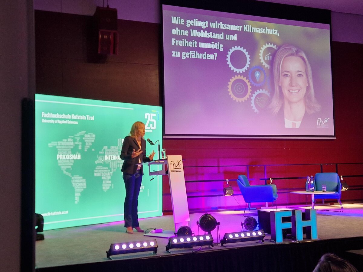 Dr. Kristina Schröder während ihrem Vortrag auf der Bühne beim Management Forum Kufstein.