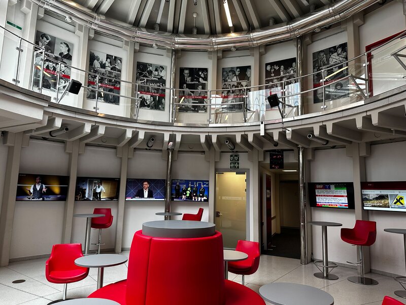 Einblick in das Studio von ORF Tirol während der Exkursion des MKM-Studiengangs der HOK.