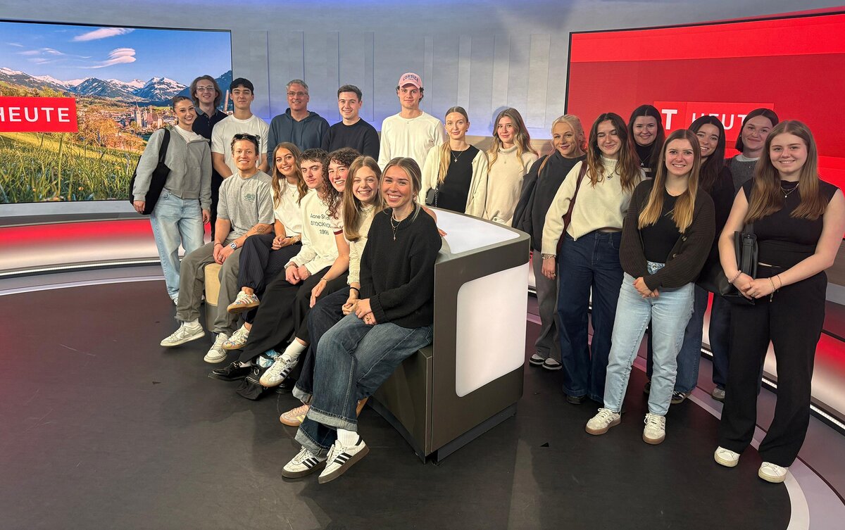 Die Studierenden im Fernsehstudio beim ORF Tirol