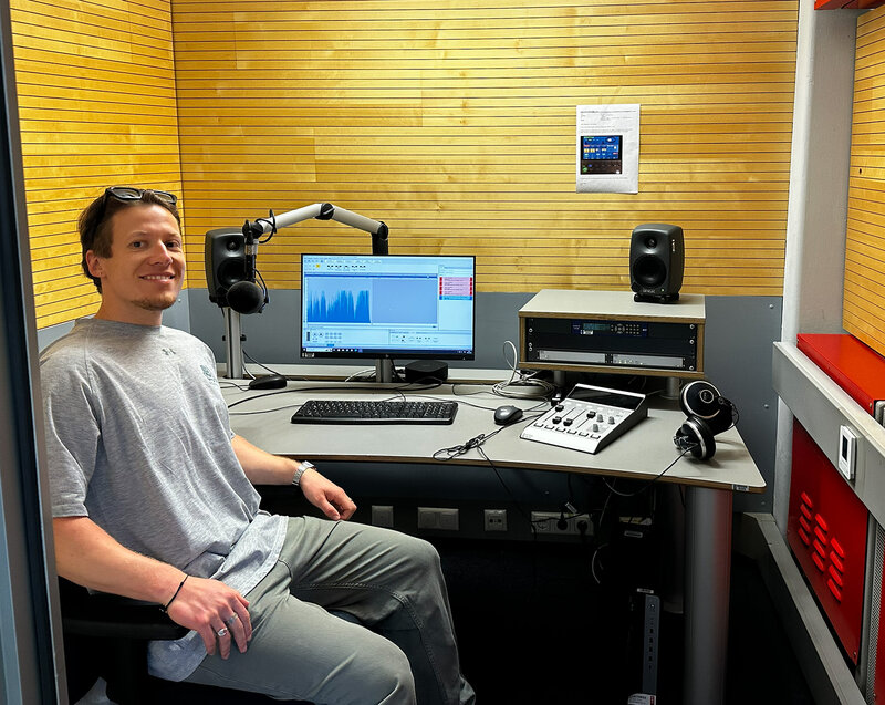Student sitzt in einem Radiostudio des ORF Tirol.
