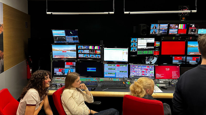 Studierende im Aufnahmestudio des ORF Tirols