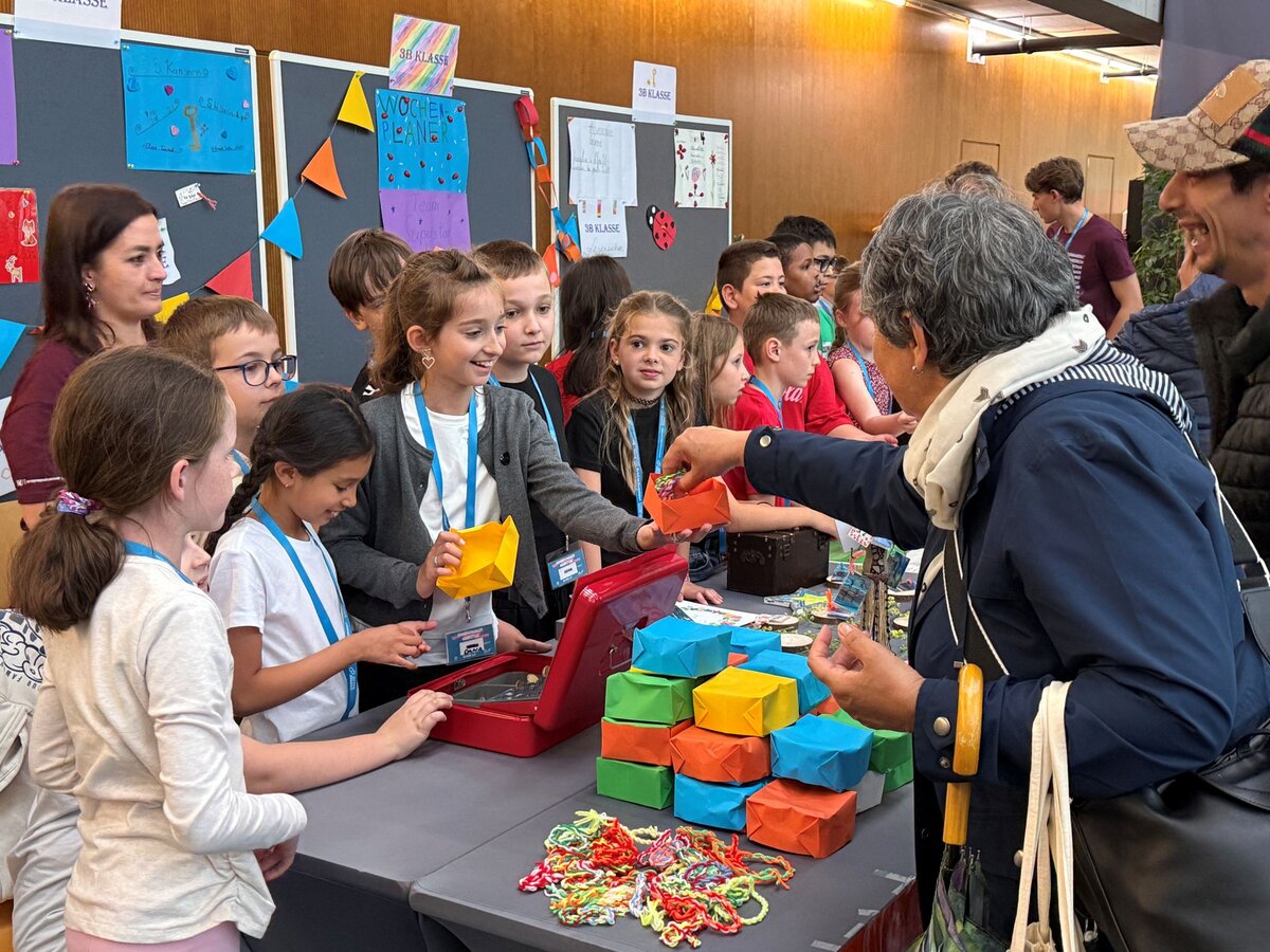 Schüler:innen präsentieren mit Stolz ihre Artikel.
