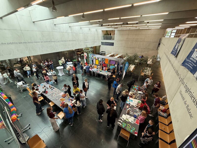 Alle Beteiligten mit den Besucher:innen des Changemaker Markttags in der Aula der HOK.