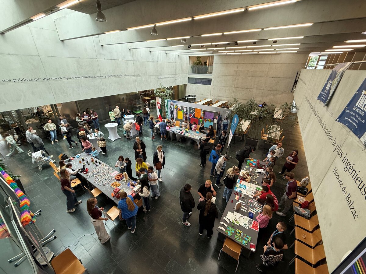 Alle Beteiligten mit den Besucher:innen des Changemaker Markttags in der Aula der HOK.