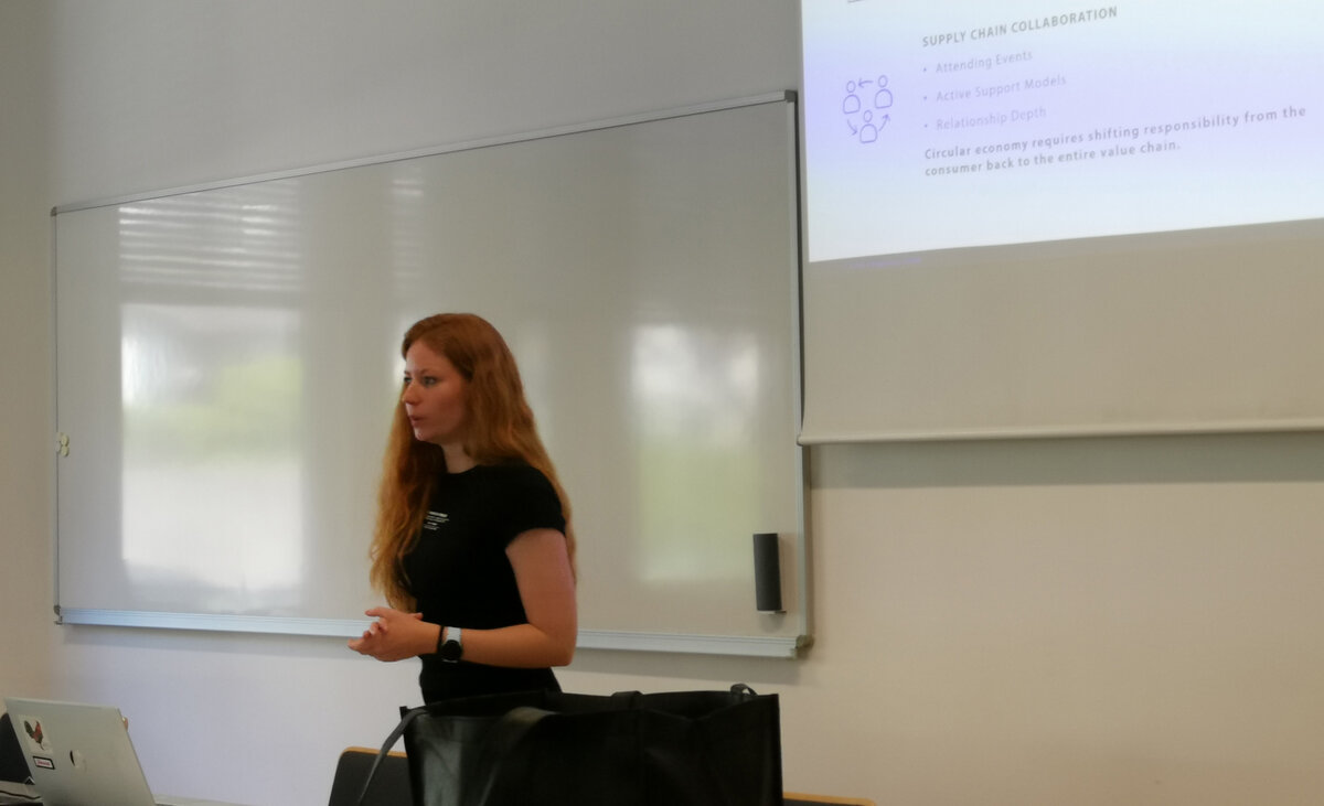 Nicole Schlößl von 3CON lehrt in einem Seminar über Nachhaltigkeit im Kurs Trends in International Finance.