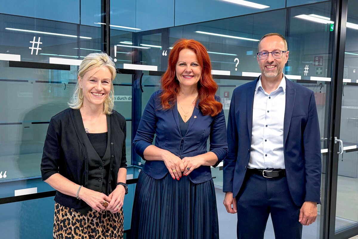 Cornelia Hagele gratuliert Mario Döller zum Vorsitz der Tiroler Hochschulkonferenz und bedankt sich bei Regine Mathies für ihre Amtszeit.