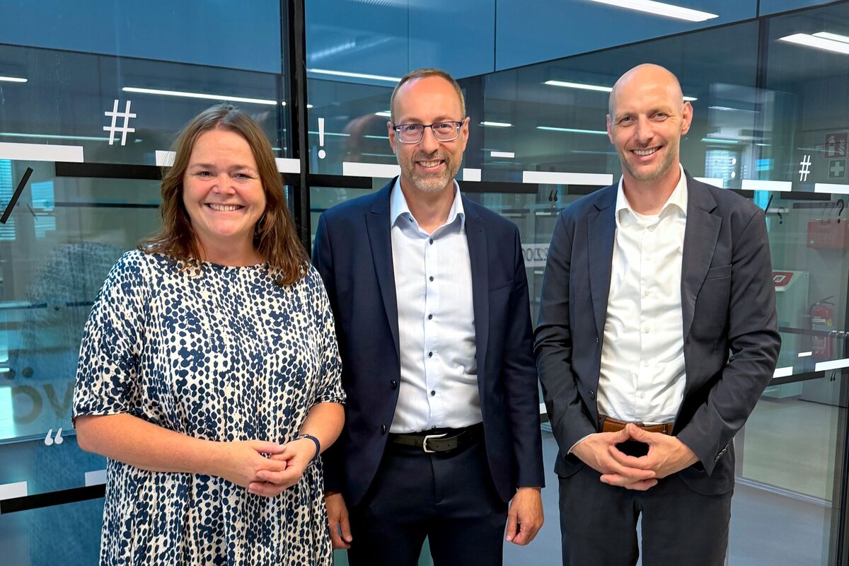 Mario Döller mit Margit Raich und Nikolaus Janovsky nach der Übernahme des Vorsitzes der Tiroler Hochschulkonferenz.