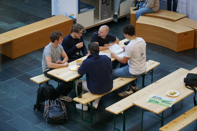 Teilnehmer:innen beim Brainstorming in der Aula. 