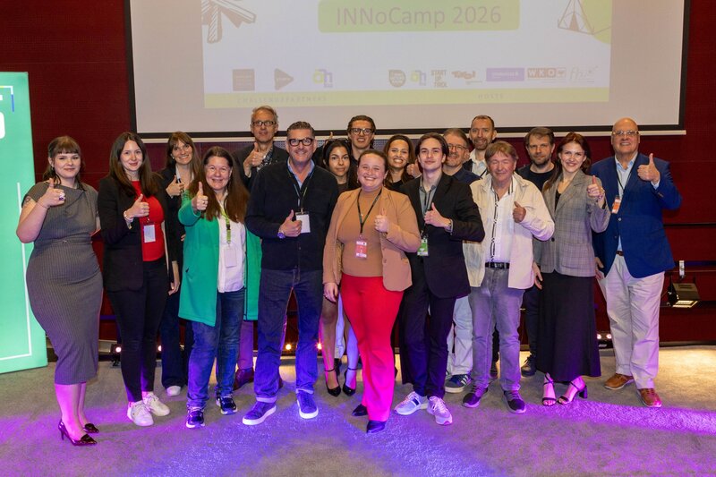 Jury des InnoCamps2026 stehen gemeinsam auf der Bühne.