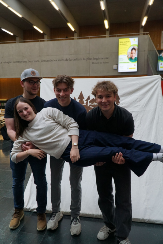 Siegerteam Durchstartn in der Aula der HOK.