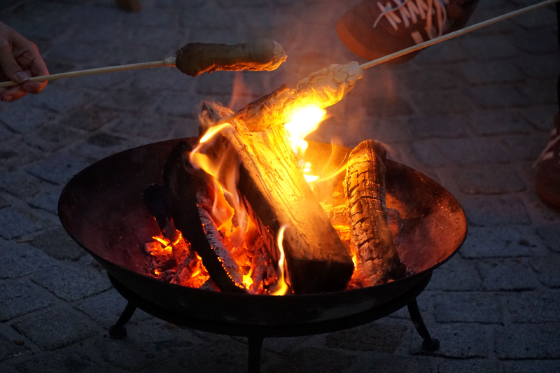 Feuerschale mit lodernden Flammen.