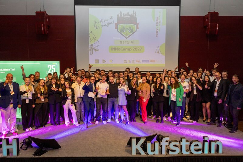 Alle Beteiligten stehen auf der Bühne im Festsaal der HOK