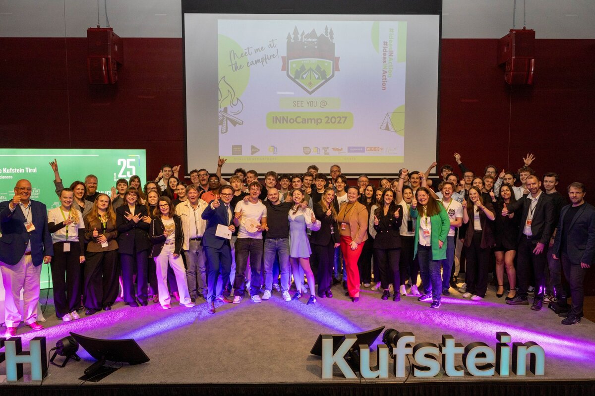 Alle Beteiligten stehen auf der Bühne im Festsaal der HOK