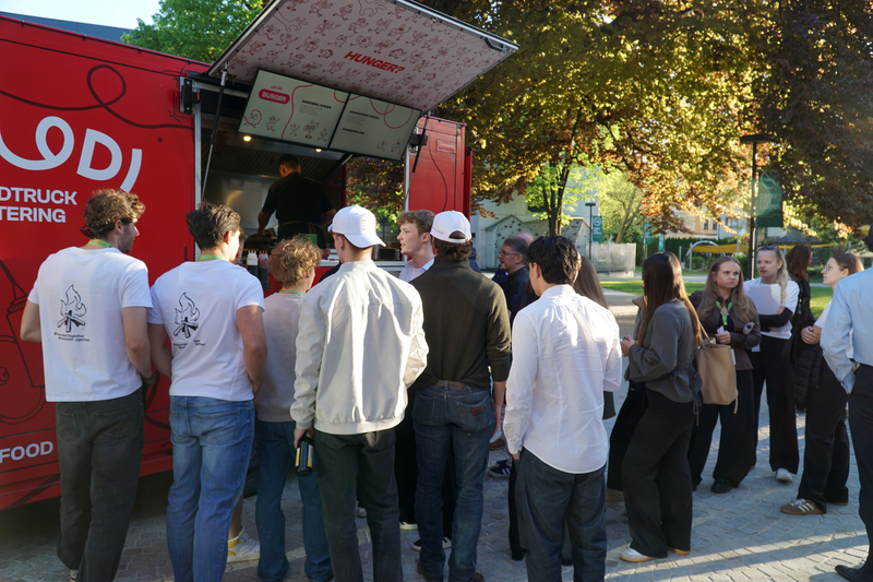 Teilnehmer:innen rund um den Food-Truck vor dem Gebäude der HOK.