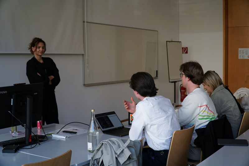 Expert:innen stellen Fragen nach einem Pitch.