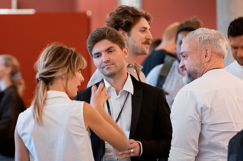(v. l. n. r.) Viktoria Mall, Maximilian Markschläger und Sebastian Ochs im Gespräch während der Networking Session.