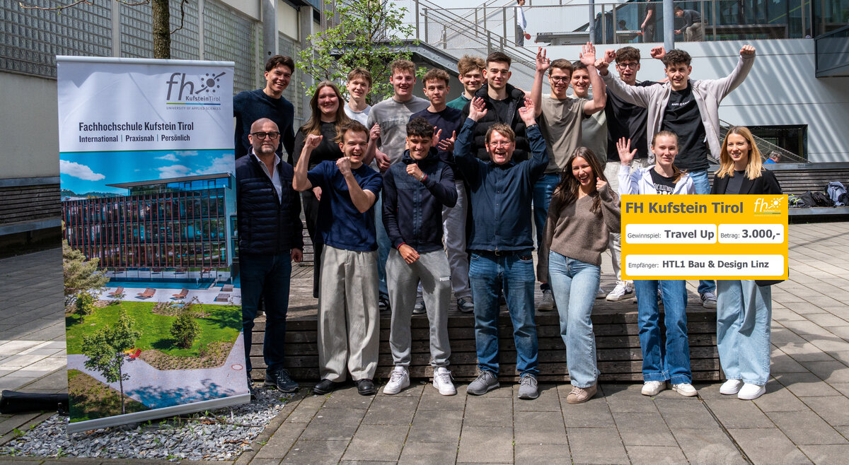 Schüler:innen der HTL Linz nehmen gemeinsam mit Lena Streli den symbolischen Travel-up-Reisescheck für ihre Klassenfahrt nach Skandinavien entgegen.