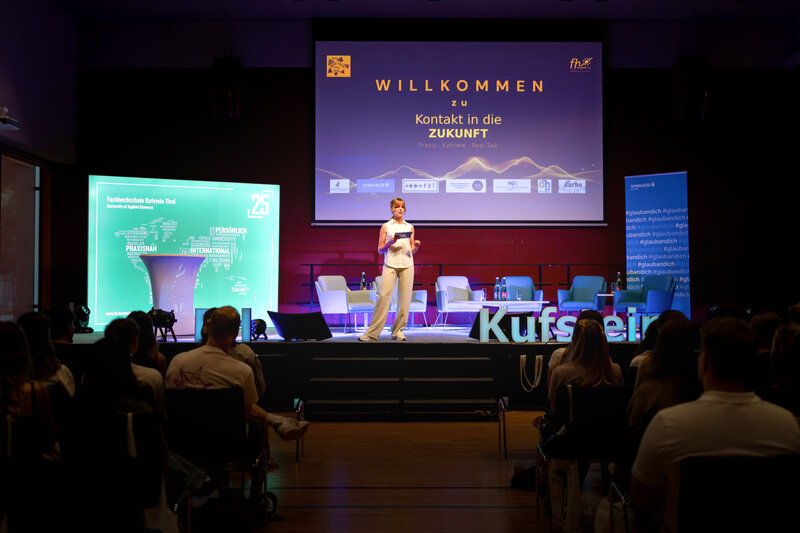 Viktoria Mall moderiert das Event Kontakt in die Zukunft vor Publikum an der HOK.