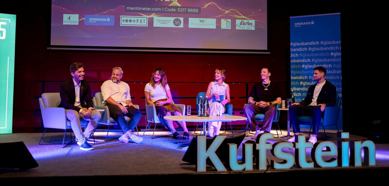 (v. l. n. r.) Maximilian Markschläger, Sebastian Ochs, Laura Jurcevic, Viktoria Mall, Oliver Pero Bubalo und Friedrich Engeljähringer bei der Podiumsdiskussion.