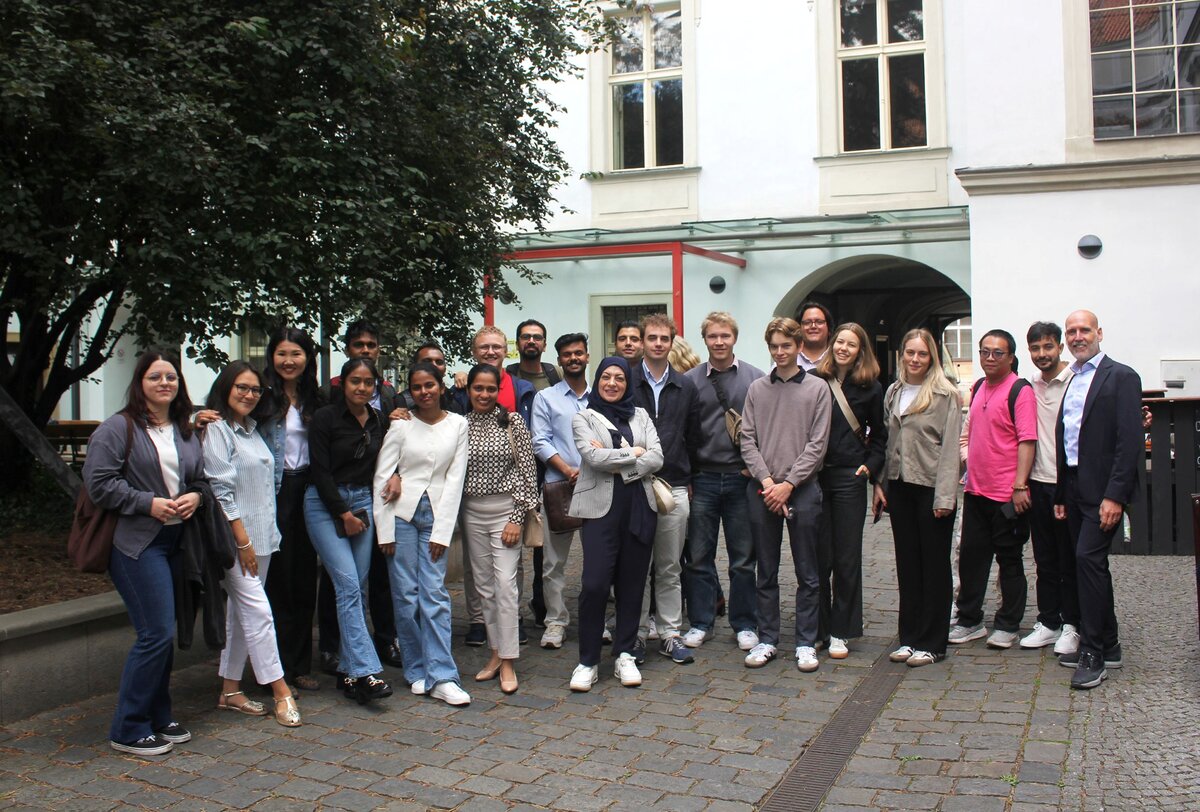 Die Gruppe unterwegs in Prag.