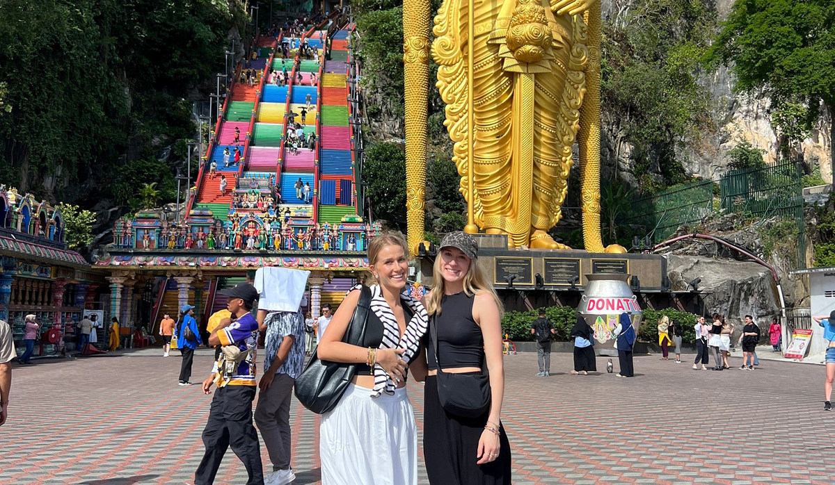 Christina bei den Batu Caves in Selangor bei Kuala Lumpur in Malaysia.