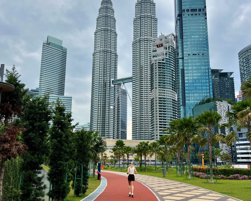Joggingrunde in einem Park mitten in der Stadt.