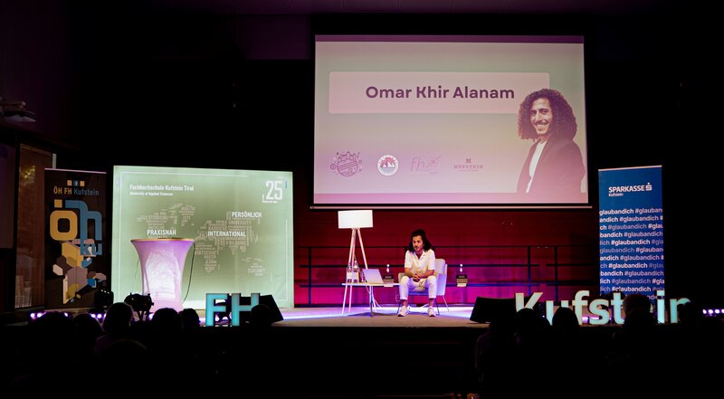 Blick auf die Bühne mit Omar Khir Alanam 