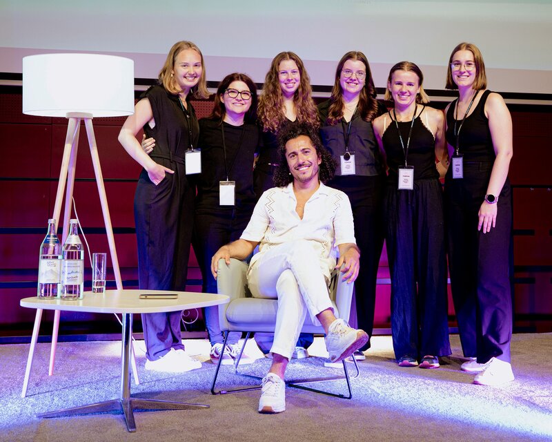 Praxisprojektgruppe mit Omar Khir Alanam auf der Bühne