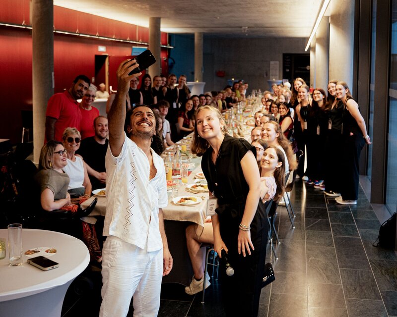 Küchengeschichten mit Omar Khir Alanam und ein Selfie mit allen Gästen.