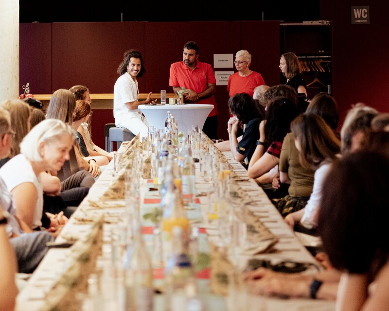 Ein Blick über die lange Tafel und Omar Khir Alanam am Ende, um alle Fragen zu beantworten.