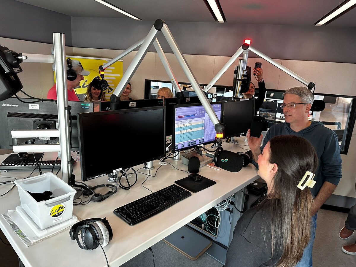Im Studio verfolgen die Studierenden, wie Radioarbeit direkt am Mikrofon entsteht.